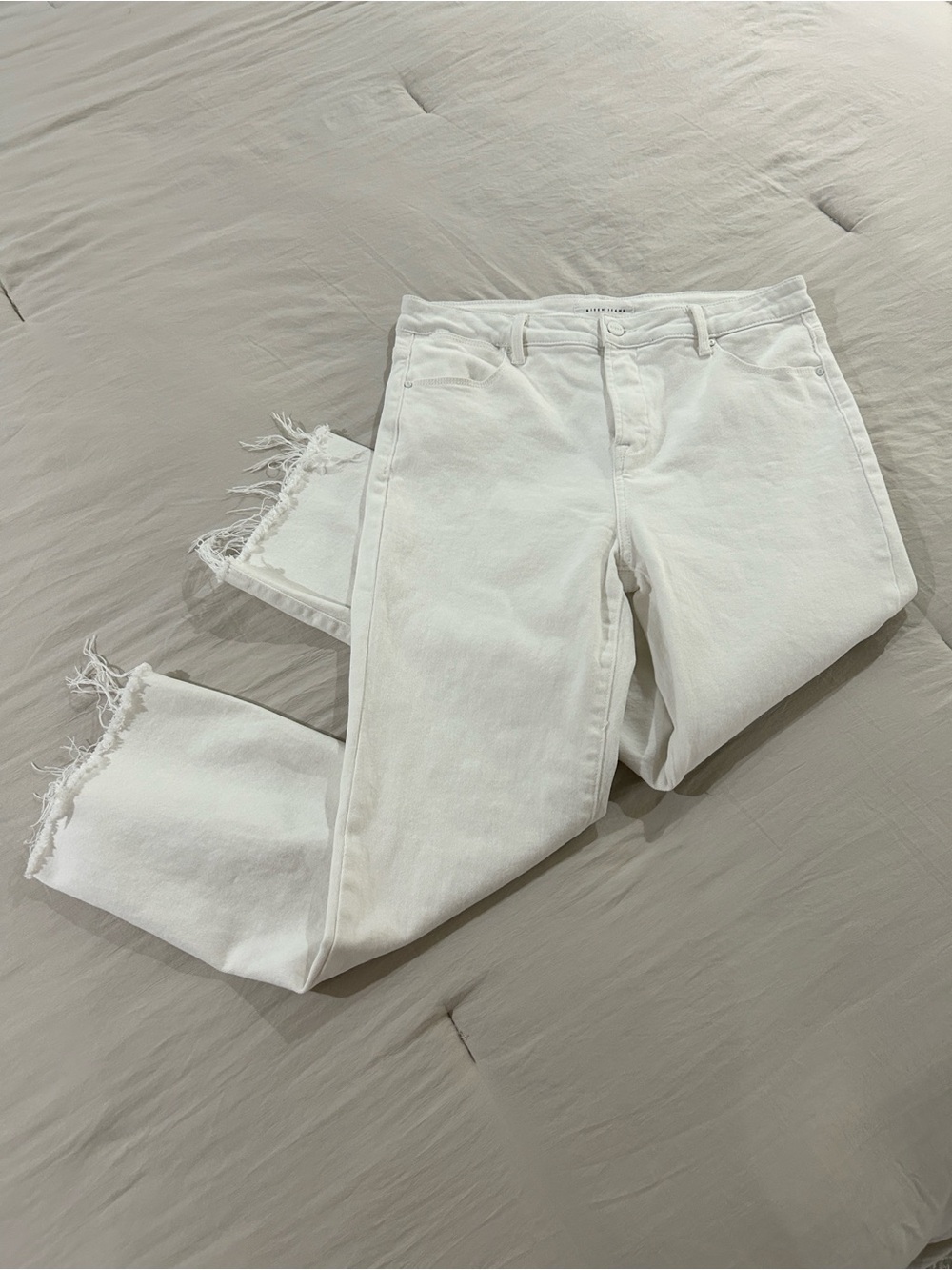 AS IS Risen High-Waist Straight Leg Raw Hem White Jeans Size: 15/32 AS IS